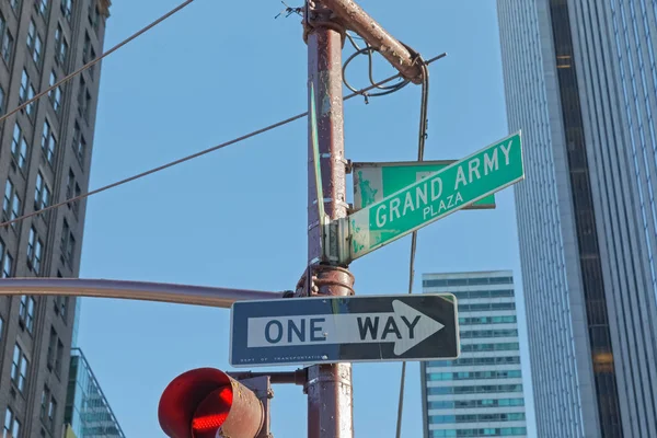 Уличные знаки New York Manhattan Grand Army Plaza — стоковое фото