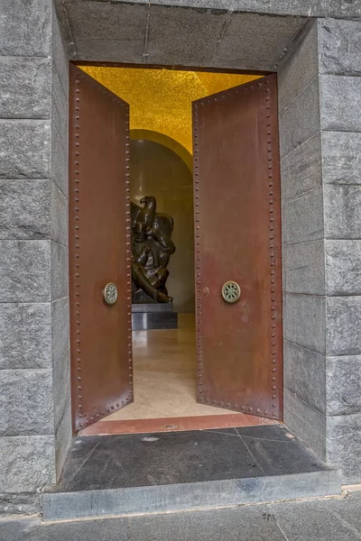 Njegos mozolenin kapısı açılıyor — Stok fotoğraf
