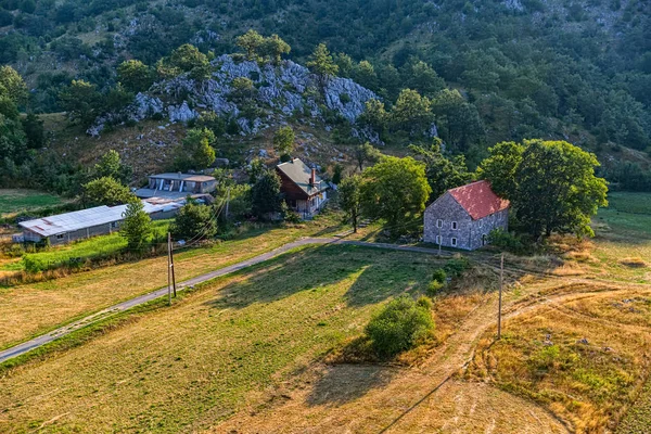 Montenegro Haus in den Bergen - Antenne — Stockfoto