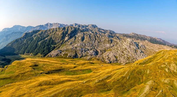 Montenegro montaña sendero - aérea — Foto de Stock