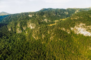 Karadağ dağlar helikopter havadan görünümü