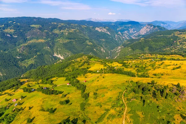 Montenegro bergen weilanden antenne — Stockfoto