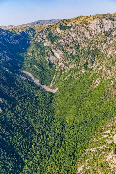 Μαυροβούνιο βουνά ελικόπτερο Αεροφωτογραφία — Φωτογραφία Αρχείου