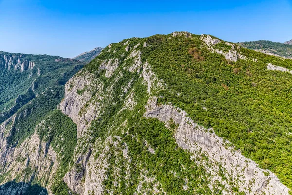 Μαυροβούνιο βουνά ελικόπτερο Αεροφωτογραφία — Φωτογραφία Αρχείου