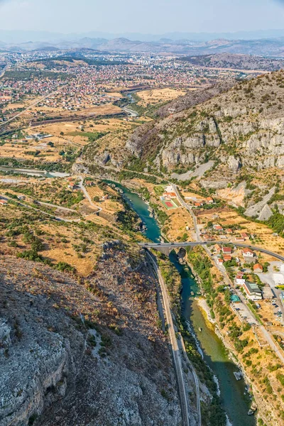 Brug over Moraca River-antenne — Stockfoto