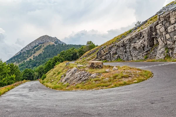 Mountain road curvature — Stock Photo, Image