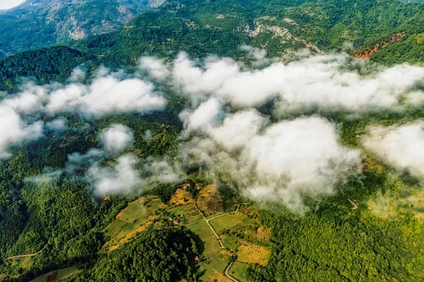 Berg bewolkt weer — Stockfoto