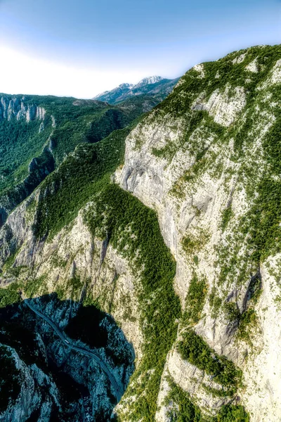 Montenegró hegyek helikopter a légi felvétel — Stock Fotó