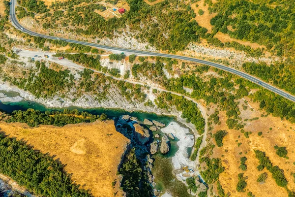 Canyon van de rivier Moraca - vanuit de lucht — Stockfoto