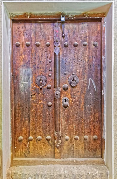 Houten deur in oude moskee — Stockfoto