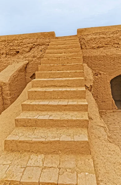 Лестница в замок Нарин — стоковое фото