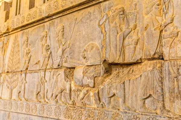 Bewoners van historische rijk met dieren in Persepolis — Stockfoto