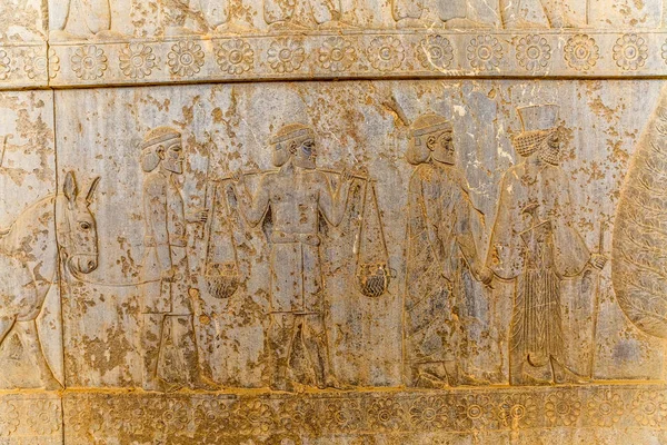Residentes do império histórico com animais em Persépolis — Fotografia de Stock