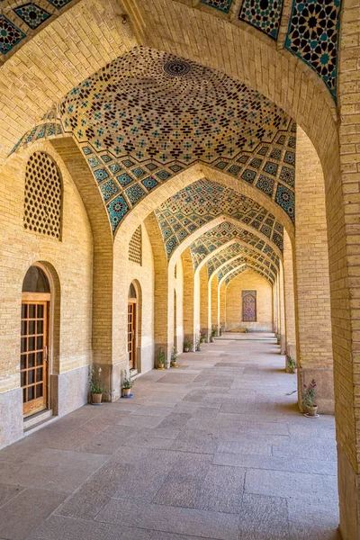 Nasir al-Mulk moskee arcade hall verticale — Stockfoto