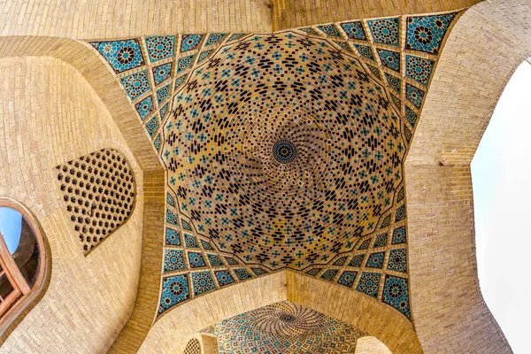 Mosaïque plafond mosquée Nasir Al-Mulk — Photo