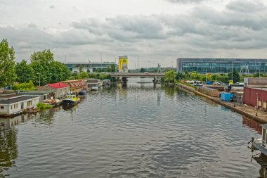 Amsterdam Amstel Nehri 'nde yüzen evler