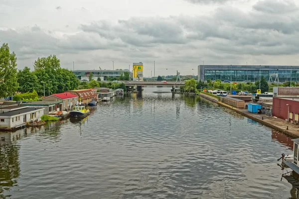 Amsterdam drijvende huizen in Amstel kanaal — Stockfoto