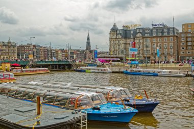 Hollanda Merkez İstasyonu 'ndan Amsterdam manzarası