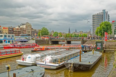 Amsterdam ana tren istasyonundan yoğun nehir kanalı görüntüsü