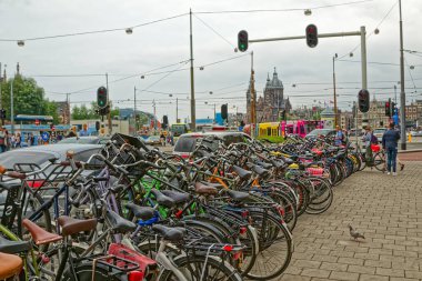 Amsterdam bisikletleri şehir yolunda park halinde.