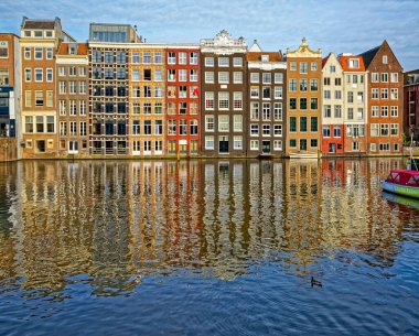 Amstel Nehri'nde Amsterdam eski evler yansıması