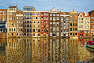 Amstel Nehri'nde Amsterdam eski evler yansıması