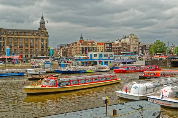 Amsterdam drukke rivier kanaal uitzicht vanaf het centraal station — Stockfoto