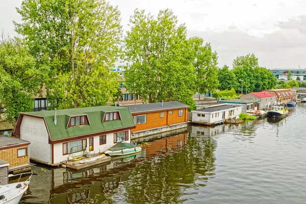 Amsterdam floating houses in river Amstel channel — Stock Photo, Image