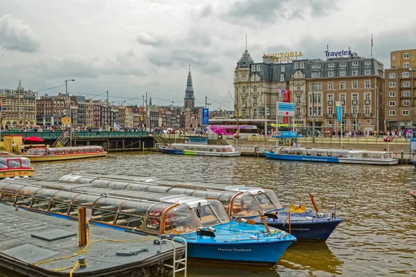 Vista de Ámsterdam desde la estación central de tren de Holanda — Foto de Stock
