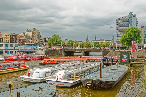 Amsterdam drukke rivier kanaal uitzicht vanaf het centraal station — Stockfoto