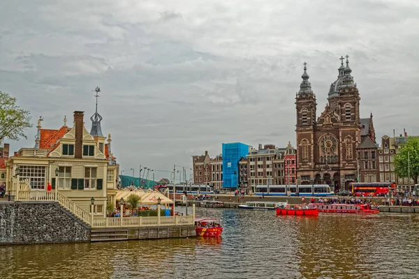 Amszterdam a Szent Miklós templom kilátás a fő vasútállomásról — Stock Fotó