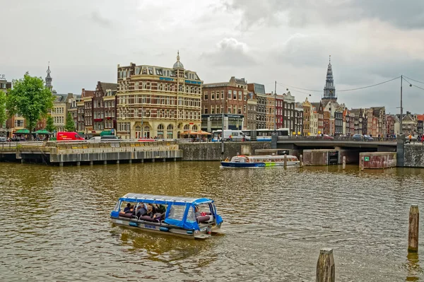 Amsterdam turistas turismo centro de la ciudad en el barco — Foto de Stock