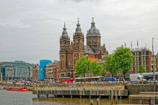Amszterdami turisták városnézés a Szent Miklós templom — Stock Fotó