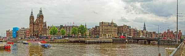 Amszterdam panorámás kilátás a főpályaudvarra Central Station Netherlands — Stock Fotó