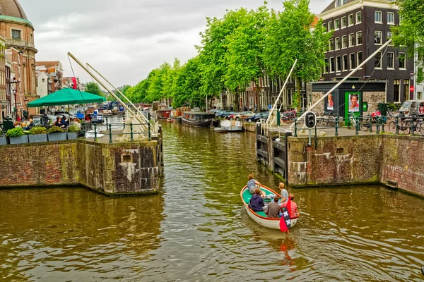 Amsterdam Singel canal del río presa en primavera —  Fotos de Stock