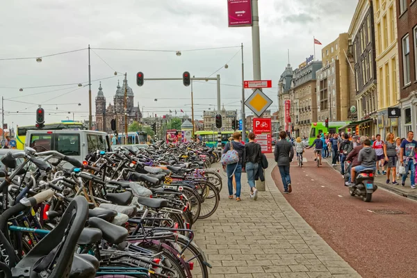 Amsterdam biciclette parcheggiate lungo la strada della città — Foto Stock