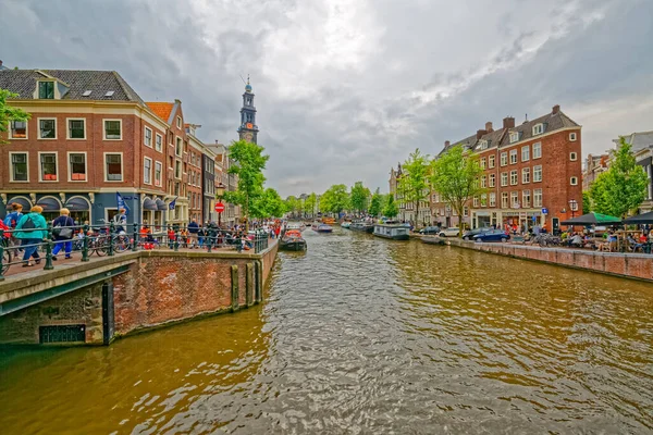 Amsterdam casas antiguas reflexión en el río Amstel — Foto de Stock