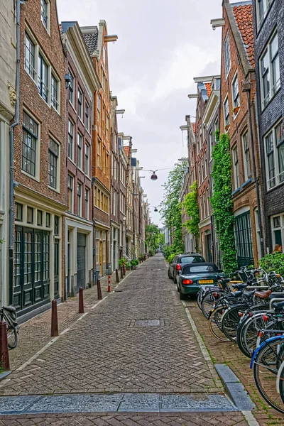Bicicletas Amsterdam aparcadas en la antigua calle adoquinada — Foto de Stock