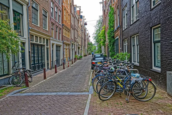 Bicicletas Amsterdam aparcadas en la antigua calle adoquinada —  Fotos de Stock