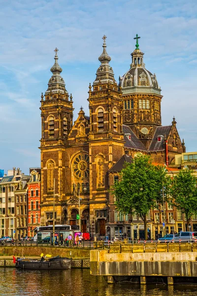 Amsterdam Kerk van Sint Nicolaas uitzicht vanaf Centraal Station — Stockfoto