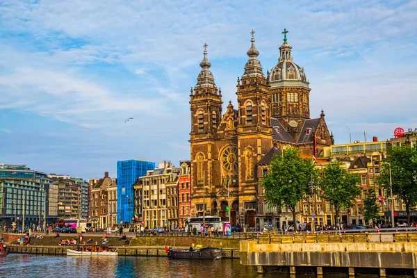 Amsterdam Kerk van Sint Nicolaas uitzicht vanaf Centraal Station — Stockfoto