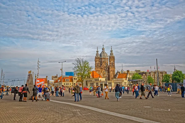 Amsterdam landschappelijk uitzicht van het centraal station naar de kerk van Sint Nicolaas — Stockfoto