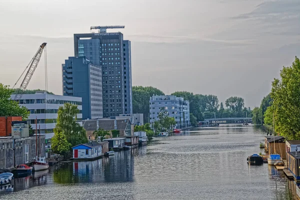 Overamstel metro istasyonundan Amsterdam Mercure otel manzarası