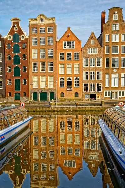 Amsterdam casas antiguas reflexión en el río Amstel —  Fotos de Stock