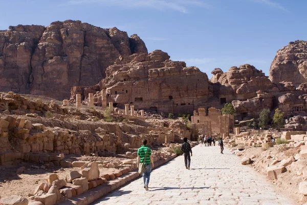 Tourists in Petra - Jordan — Stock Photo, Image