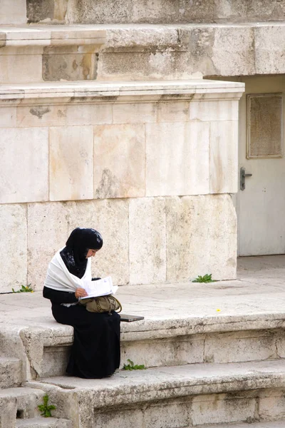 Frau liest in Amman - Jordanien — Stockfoto