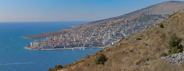 Panorama de la ville côtière de Sarande en Albanie — Photo