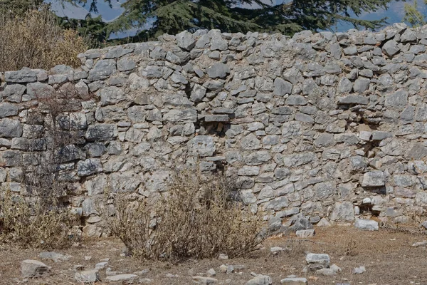 Исторические неизведанные останки каменной церкви в Саранде Албания — стоковое фото