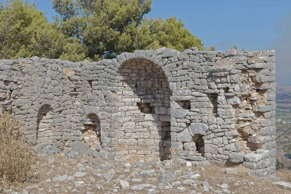 Historische onverkende resten van een stenen kerk in Sarande Albanië — Stockfoto