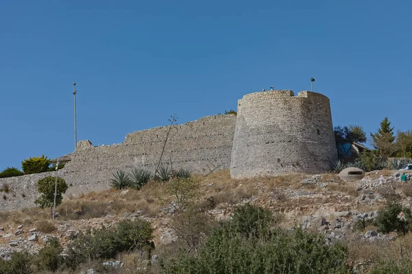 Исторические руины замка Лекуреси в Саранде Албания — стоковое фото